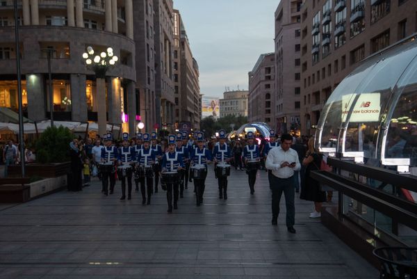 Праздничный марш барабанщиц Yerevan Drums в центре столицы (11 октября 2019). Еревaн - Sputnik Армения