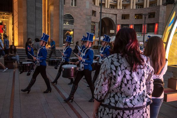 Праздничный марш барабанщиц Yerevan Drums в центре столицы (11 октября 2019). Еревaн - Sputnik Армения