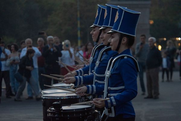 Праздничный марш барабанщиц Yerevan Drums в центре столицы (11 октября 2019). Еревaн - Sputnik Армения