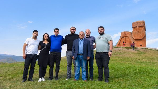 Экс-премьер Карабаха Араик Арутюнян встретился с тяжелоатлетами сборной Армении (12 октября 2019). Степанакерт - Sputnik Արմենիա