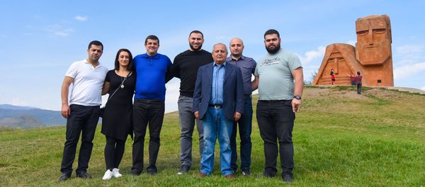 Экс-премьер Карабаха Араик Арутюнян встретился с тяжелоатлетами сборной Армении (12 октября 2019). Степанакерт Экс-премьер Карабаха Араик Арутюнян встретился с тяжелоатлетами сборной Армении (12 октября 2019). Степанакерт - Sputnik Արմենիա