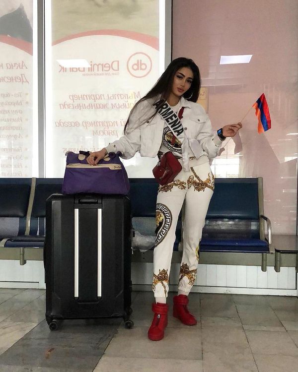 Заклевали на родине: красавица-модель Егорян из Кыргызстана хочет переехать в Армению Заклевали на родине: красавица-модель Егорян из Кыргызстана хочет переехать в Армению - Sputnik Армения
