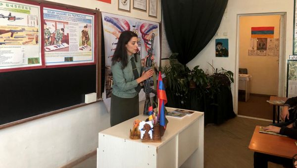 Военрук Гюмрийской школы № 29 лейтенант Асмик Джулхакян Военрук Гюмрийской школы № 29 лейтенант Асмик Джулхакян - Sputnik Армения