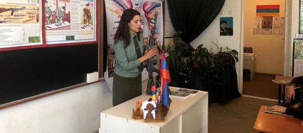 Военрук Гюмрийской школы № 29 лейтенант Асмик Джулхакян Военрук Гюмрийской школы № 29 лейтенант Асмик Джулхакян - Sputnik Армения