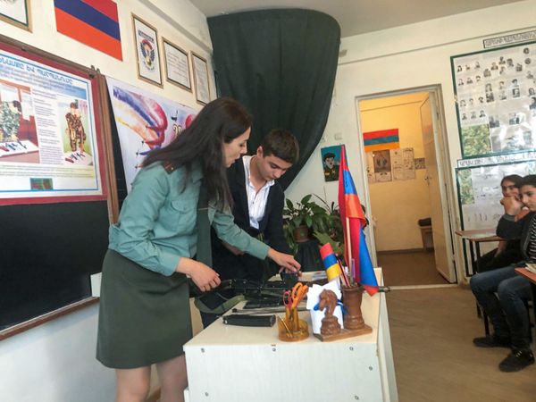 Մասնագիտությունը՝ կրթել հայրենասերի. ինչպես է ընկեր Հասմիկը ծառայում հայրենիքին Մասնագիտությունը՝ կրթել հայրենասերի. ինչպես է ընկեր Հասմիկը ծառայում հայրենիքին - Sputnik Արմենիա