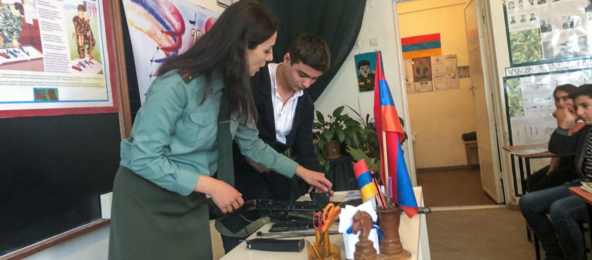 Военрук Гюмрийской школы № 29 лейтенант Асмик Джулхакян Военрук Гюмрийской школы № 29 лейтенант Асмик Джулхакян - Sputnik Армения, 1920, 05.02.2021