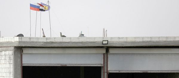 Флаги России, Сирии и военного совета Манбиджа развеваются возле Манбиджа (15 октября 2019). Сирия - Sputnik Армения