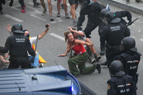 Столкновения протестующих с испанскими полицейскими возле аэропорта Эль-Прат в Барселоне - Sputnik Армения