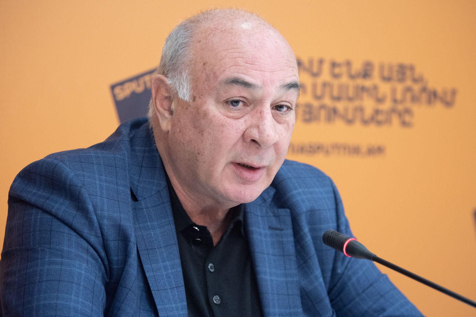Пресс-конференция главы Аванского солекомбината Арега Гукасяна в мультимедийном пресс-центре Sputnik Армения (16 октября 2019). Еревaн - Sputnik Армения, 1920, 13.10.2022
