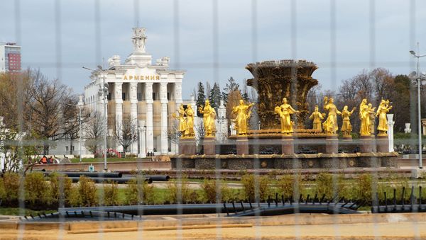 Вид на павильон Армения на территории ВДНХ, где идут комплексные реставрационные работы (26 октября 2017). Москвa - Sputnik Армения