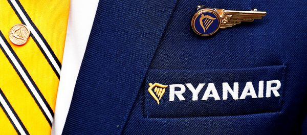 Логотип авиакомпании Ryanair на пиджаке члена экипажа - Sputnik Արմենիա