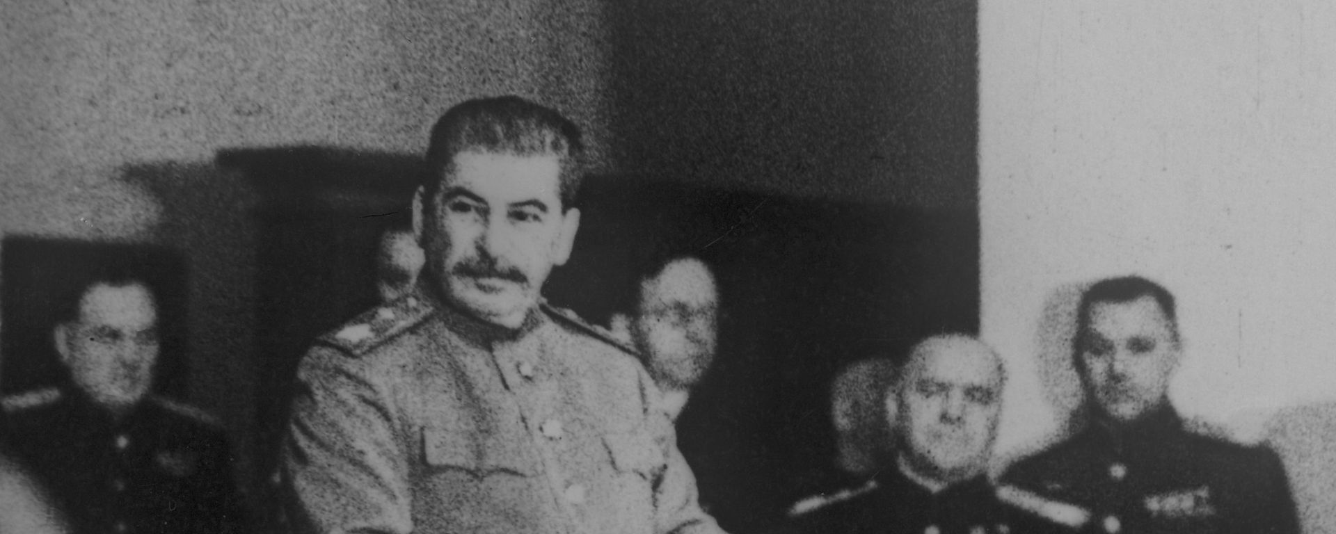 Иосиф Виссарионович Сталин в годы Великой Отечественной войны 1941-1945 годов. Справа - маршалы Георгий Жуков и Константин Рокоссовский. - Sputnik Армения, 1920, 17.01.2020