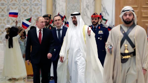 Президент РФ Владимир Путин и наследный принц Абу-Даби Мухаммед бен Заид Аль Нахайян на церемонии официальной встречи - Sputnik Արմենիա