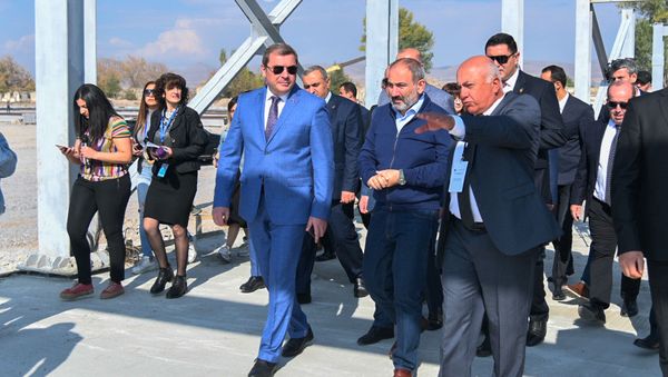 Пашинян посетил строящуюся в Гюмри автотаможню - Sputnik Армения