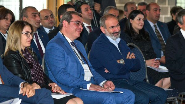 Премьер-министр Никол Пашинян принял участие в «Семинаре по стратегическому планированию» в Гюмри, организованном Комитетом государственных доходов Премьер-министр Никол Пашинян принял участие в «Семинаре по стратегическому планированию» в Гюмри, организованном Комитетом государственных доходов - Sputnik Армения
