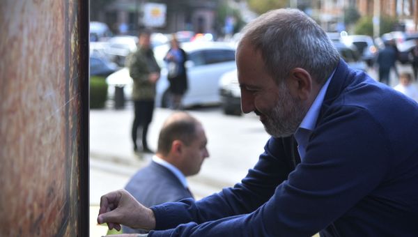  Никол Пашинян установил последний фрагмент головоломки гюмрийской художницы Сюзанны Мкртчян - Sputnik Արմենիա