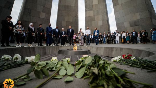 Участники гуманитарной инициативы Аврора посетили мемориальный комплекс Цицернакаберд (20 октября 2019). Еревaн - Sputnik Армения