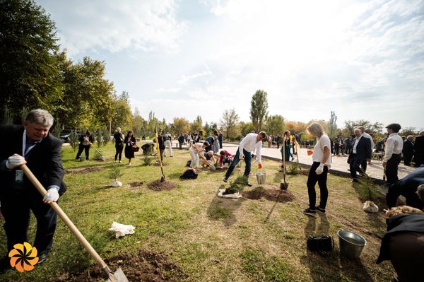 Участники форума Аврора в Ереване посадили деревья в память жертв Геноцида армян Участники форума Аврора в Ереване посадили деревья в память жертв Геноцида армян - Sputnik Армения
