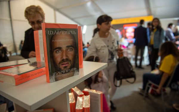 Переведенная на армянский язык книга Андре Агаси Откровенно в павильоне перед началом презентации (20 октября 2019). Еревaн - Sputnik Армения