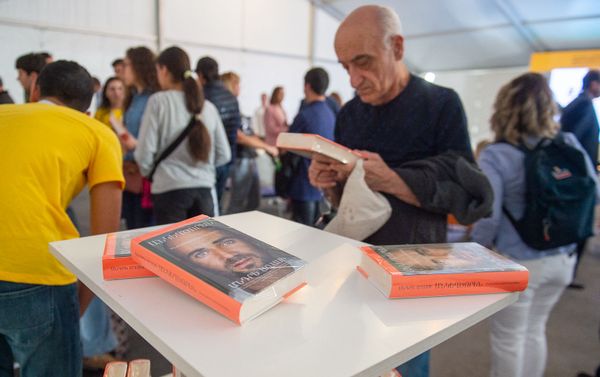 Переведенная на армянский язык книга Андре Агаси Откровенно в руках посетителя перед началом презентации (20 октября 2019). Еревaн - Sputnik Армения