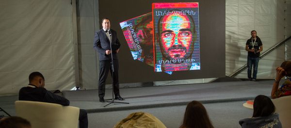 Спортивный коментатов Эдуард Калантарян на презентации армянского перевода книги Андре Агаси Откровенно (20 октября 2019). Еревaн Спортивный коментатов Эдуард Калантарян на презентации армянского перевода книги Андре Агаси Откровенно (20 октября 2019). Еревaн - Sputnik Армения