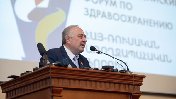 Директор медцентра Измирлян Армен Чарчян на армяно-российском форуме по здравоохранению (21 октября 2019). Еревaн - Sputnik Армения