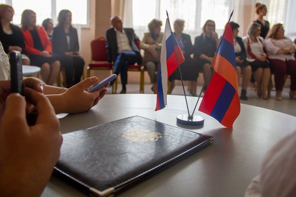 У Армении великое будущее: в Ереванской школе N181 открыли центр русского языка У Армении великое будущее: в Ереванской школе N181 открыли центр русского языка - Sputnik Армения
