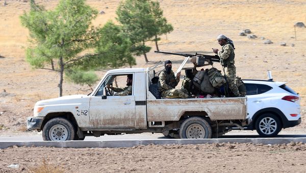 Поддерживаемые Турцией сирийские повстанцы в турецком пограничном городе Джейланпинар (21 октября 2019). Шанлыурфа Поддерживаемые Турцией сирийские повстанцы в турецком пограничном городе Джейланпинар (21 октября 2019). Шанлыурфа - Sputnik Армения