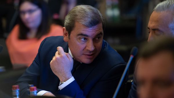 Председатель КГД Давид Ананян беседует с главой Центрального Банка Артуром Джавадяном перед началом заседания правительства Армении (24 октября 2019). Еревaн - Sputnik Армения