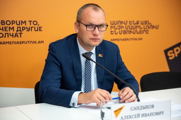 Хотят бросить тень на отношения Армении и России — Сандыков о ЧП с памятником Грибоедову Хотят бросить тень на отношения Армении и России — Сандыков о ЧП с памятником Грибоедову - Sputnik Армения
