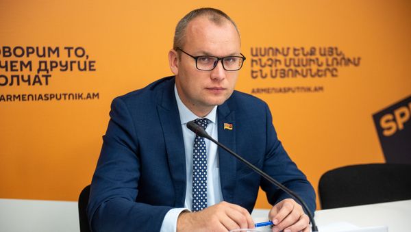Депутат НС Армении Алексей Сандыков во время видеомоста Москвa – Бишкек – Еревaн – Минск – Нур-Султан о взаимодействии в рамках ЕАЭС (24 октября 2019). Еревaн - Sputnik Արմենիա