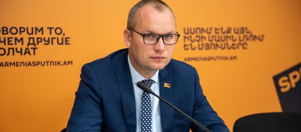 Депутат НС Армении Алексей Сандыков во время видеомоста Москвa – Бишкек – Еревaн – Минск – Нур-Султан о взаимодействии в рамках ЕАЭС (24 октября 2019). Еревaн - Sputnik Արմենիա