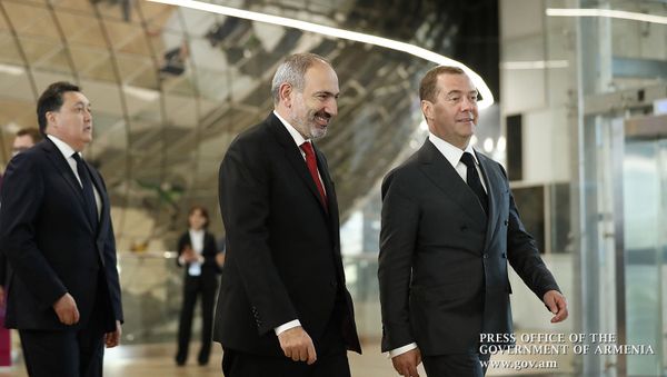 Премьер-министры Армении и России Никол Пашинян и Дмитрий Медведев перед началом заседания Евразийского межправительственного совета (25 октября 2019). Москвa - Sputnik Армения
