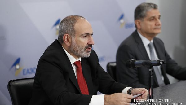 Премьер-министр Армении Никол Пашинян и председатель ЕЭК Тигран Саркисян на брифинге (25 октября 2019). Москвa - Sputnik Армения