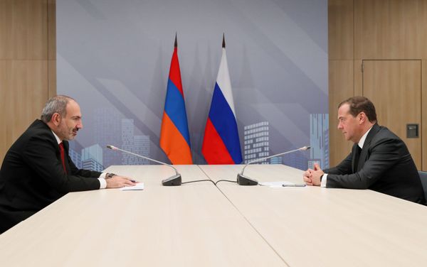 Встреча премьер-министров Армении и России Никола Пашиняна и Дмитрия Медведева (25 октября 2019). Москвa Встреча премьер-министров Армении и России Никола Пашиняна и Дмитрия Медведева (25 октября 2019). Москвa - Sputnik Армения