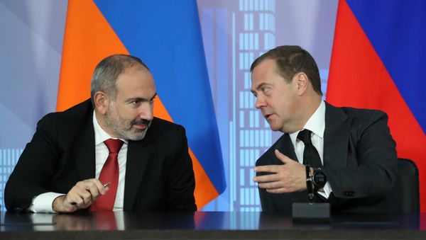 Премьер-министры Армении и России Никол Пашинян и Дмитрий Медведев на церемонии подписания соглашения о свободной торговле между ЕАЭС и Сербией (25 октября 2019). Москвa - Sputnik Армения