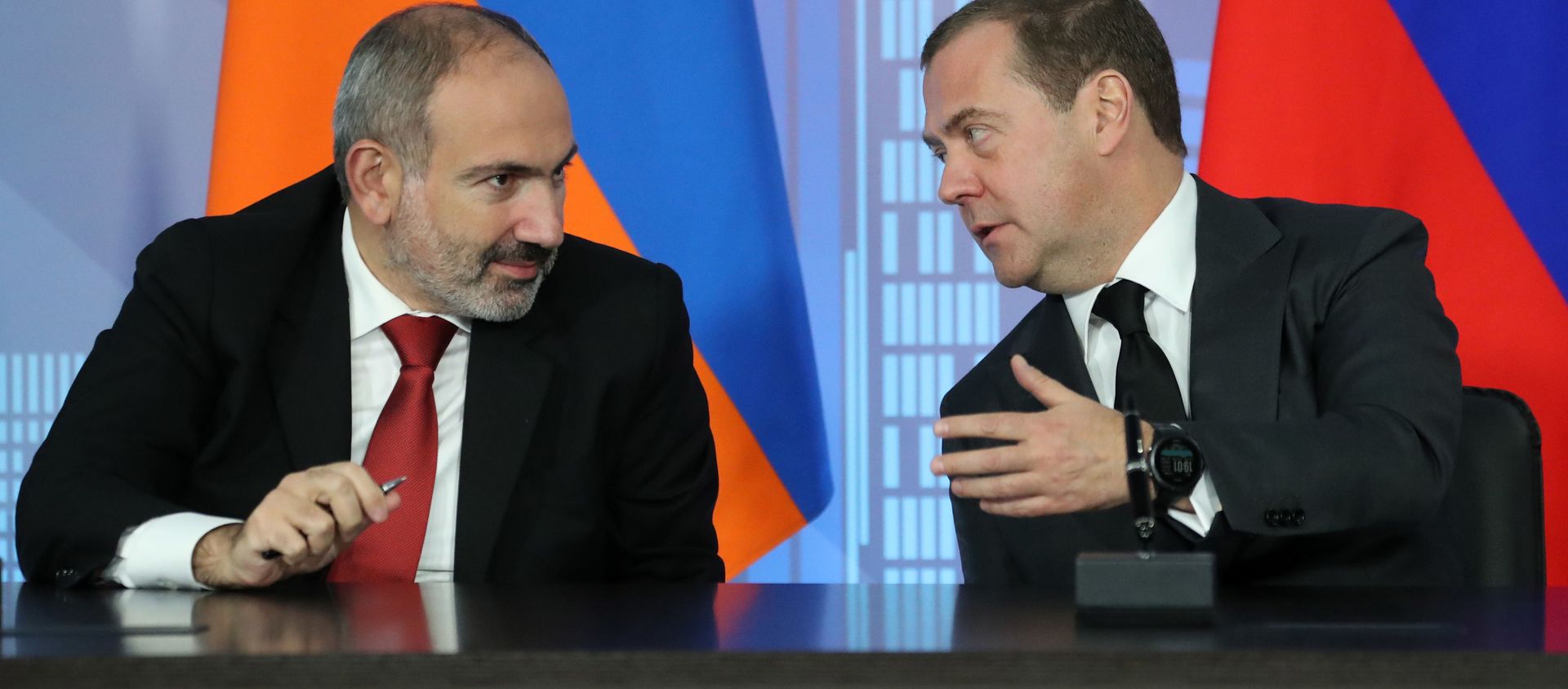 Премьер-министры Армении и России Никол Пашинян и Дмитрий Медведев на церемонии подписания соглашения о свободной торговле между ЕАЭС и Сербией (25 октября 2019). Москвa - Sputnik Արմենիա, 1920, 01.02.2021