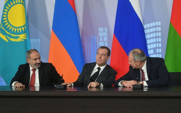 Премьер-министры Армении, России и Беларуси Никол Пашинян, Дмитрий Медведев и Сергей Румас на церемонии подписания соглашения о свободной торговле между ЕАЭС и Сербией (25 октября 2019). Москвa Премьер-министры Армении, России и Беларуси Никол Пашинян, Дмитрий Медведев и Сергей Румас на церемонии подписания соглашения о свободной торговле между ЕАЭС и Сербией (25 октября 2019). Москвa - Sputnik Армения