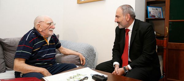 Премьер-министр Никол Пашинян посетил Армена Джигарханяна (25 октября 2019). Москвa - Sputnik Արմենիա