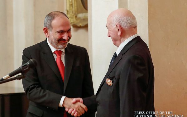 Премьер-министр Никол Пашинян наградил Никиту Симоняна орденом За заслуги перед Отечеством I степени (25 октября 2019). Москвa - Sputnik Армения