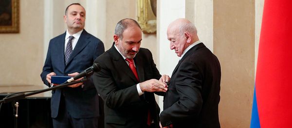 Премьер-министр Никол Пашинян наградил Никиту Симоняна орденом За заслуги перед Отечеством I степени (25 октября 2019). Москвa - Sputnik Արմենիա