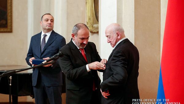 Премьер-министр Никол Пашинян наградил Никиту Симоняна орденом За заслуги перед Отечеством I степени (25 октября 2019). Москвa - Sputnik Армения