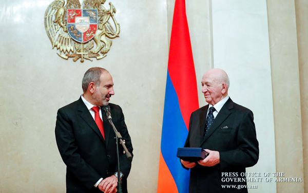 Премьер-министр Никол Пашинян наградил Никиту Симоняна орденом За заслуги перед Отечеством I степени (25 октября 2019). Москвa - Sputnik Армения