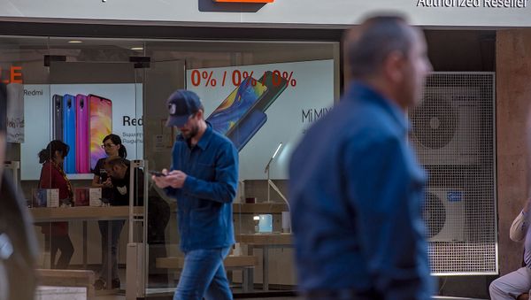 Прохожиe у магазина Xiaomi в Ереване - Sputnik Արմենիա