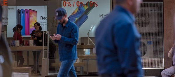 Прохожиe у магазина Xiaomi в Ереване Прохожиe у магазина Xiaomi в Ереване - Sputnik Արմենիա
