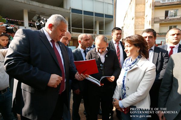 Նիկոլ Փաշինյանն ու Աննա Հակոբյանը Վանաձորում - Sputnik Արմենիա
