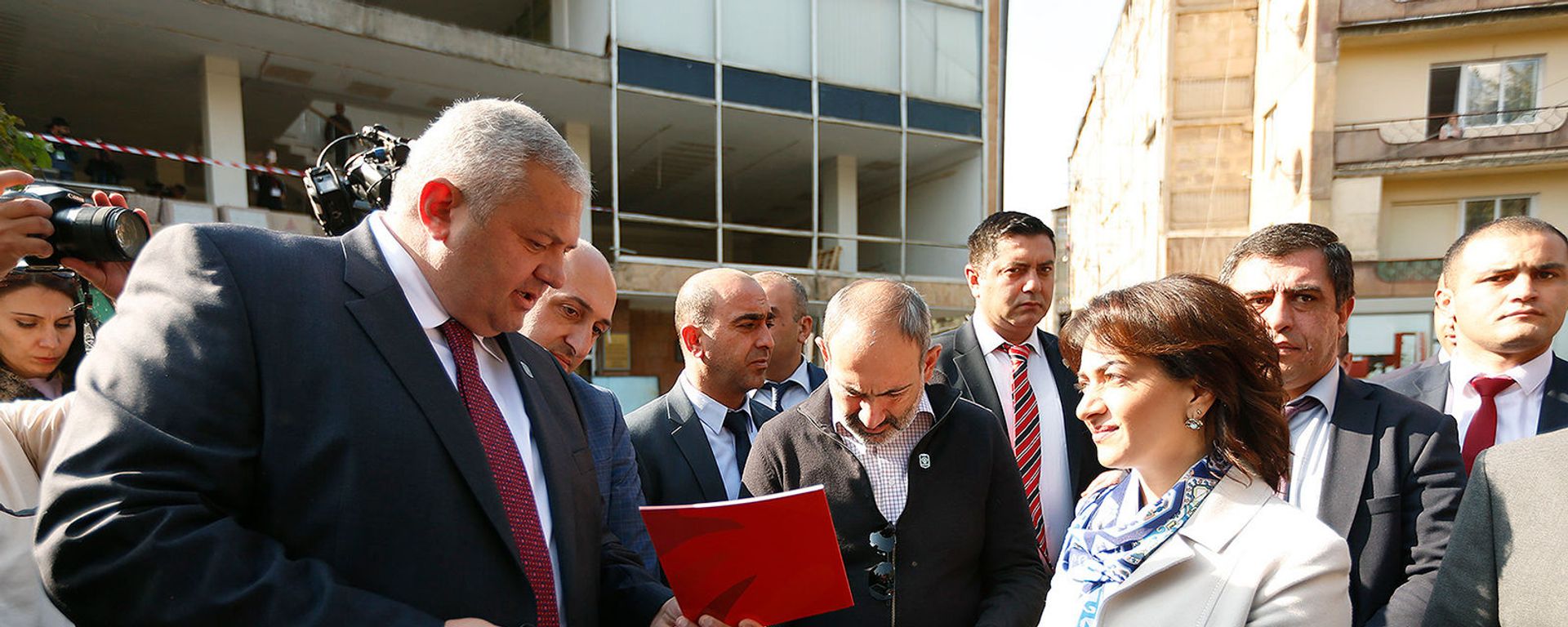 Նիկոլ Փաշինյանը Վանաձորում, Մամիկոն Ասլանյանի հետ Նիկոլ Փաշինյանը Վանաձորում, Մամիկոն Ասլանյանի հետ - Sputnik Արմենիա, 1920, 15.12.2021