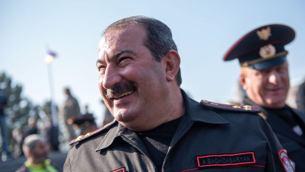 Начальник военной полиции Министерства обороны РА полковник Артур Багдасарян на военном пантеоне «Ераблур» - Sputnik Армения