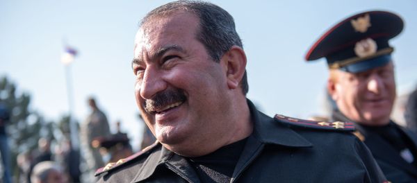 Начальник военной полиции Министерства обороны РА полковник Артур Багдасарян на военном пантеоне «Ераблур» - Sputnik Արմենիա