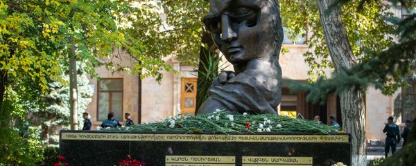 Дань уважения памяти жертв теракта 27 октября во дворе Национального собрания - Sputnik Արմենիա